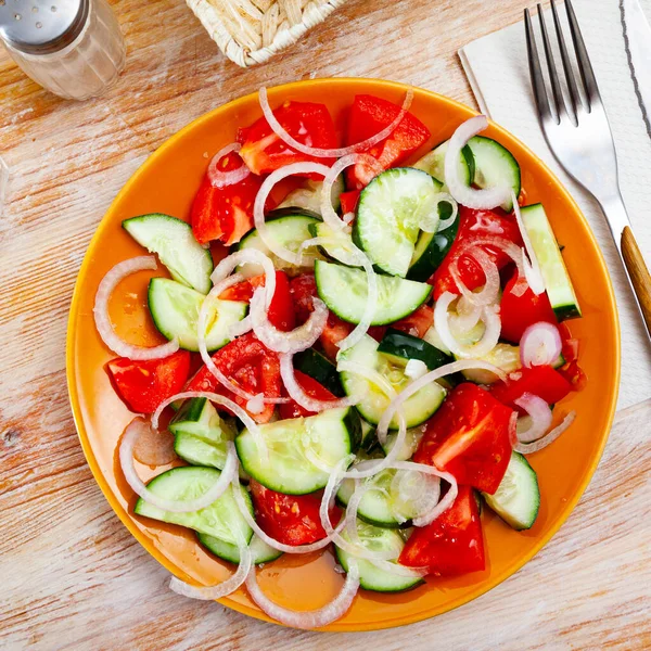 Salade Végétarienne Aux Concombres Frais Tomates Oignon Huile Olive Personne — Photo