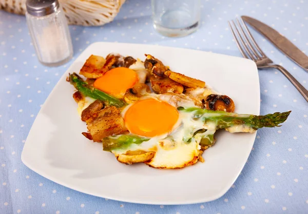 芦笋和蘑菇炒鸡蛋 — 图库照片