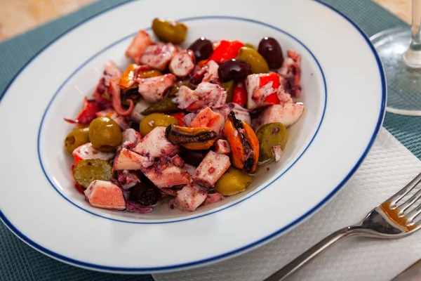 Geleneksel Spanyol Salpicon Marisco Sebzeli Zeytinli Soğuk Deniz Ürünleri Salatası — Stok fotoğraf