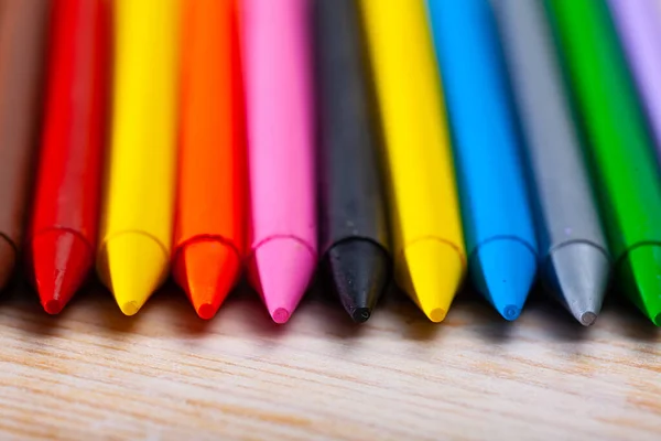 木制背景上彩色彩绘铅笔的图片 — 图库照片