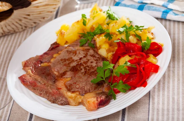 Sappige Kalfsvlees Biefstuk Met Plantaardige Garnering Van Gebakken Aardappelen Gepekelde — Stockfoto