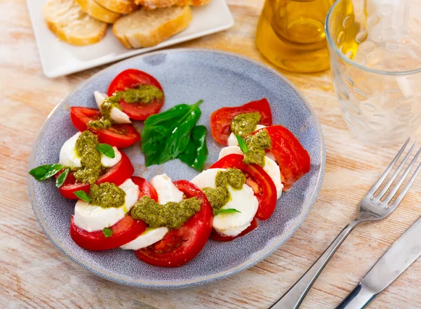 Caprese Salad Tomatoes Mozzarella Cheese Fresh Basil Pesto Plate Mediterranean — Stock Photo, Image