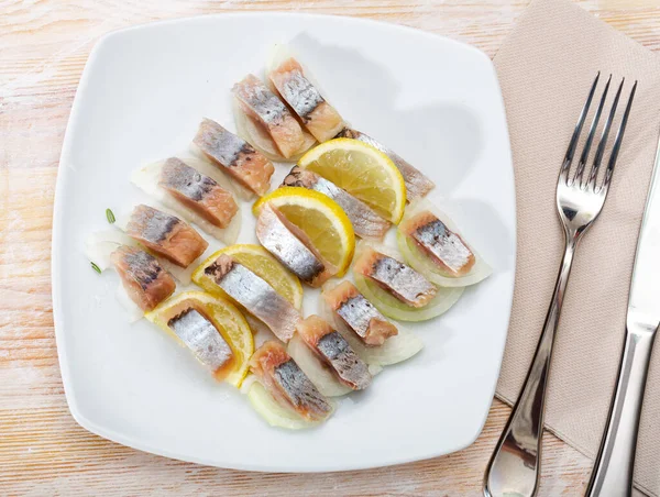 Dilimlenmiş Soğan Limonla Marine Edilmiş Ringa Filetosu Sağlıklı Yiyecek — Stok fotoğraf