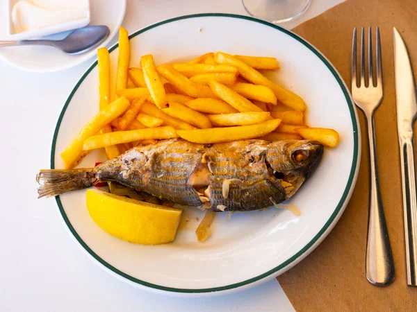 Baharatlı Kızarmış Deniz Balığı Limonlu Sarpa Horno Patates Kızartması — Stok fotoğraf