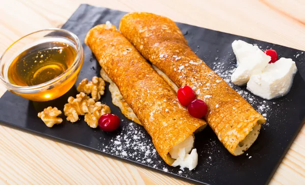 Thin Pancakes Bulgarian Style Palatschinke Filled Brynza Served Honey Walnuts — Stock Photo, Image