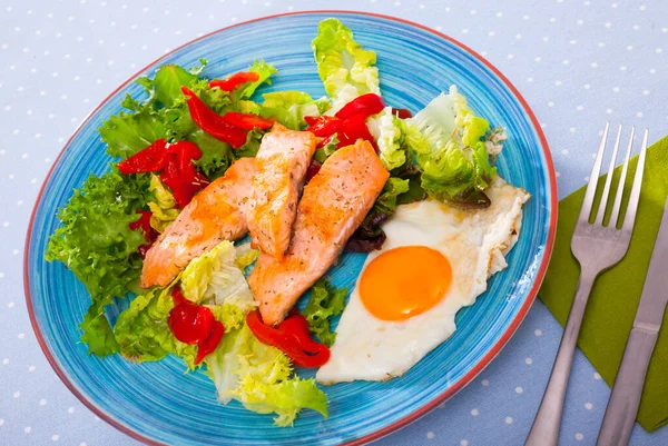 Egészséges Könnyű Reggeli Lágy Pisztráng Filével Omletttel Zöldségekkel Salátával — Stock Fotó