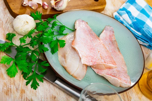 Pişmemiş Tavuk Filetosu Mutfak Masasında Hala Yemek Malzemeleri Var — Stok fotoğraf