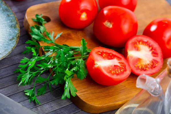 新鲜成熟的西红柿 可在厨房的木制底座上烹调 — 图库照片