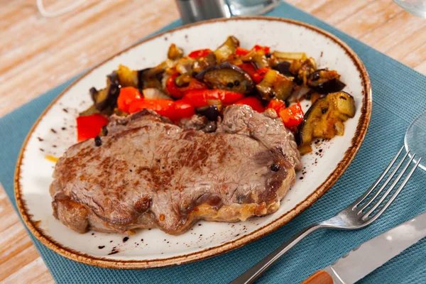 油炸小牛肉片和烤蔬菜 健康晚餐 — 图库照片