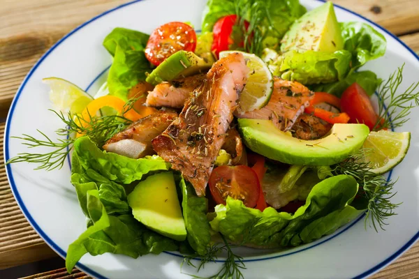 Leicht Schmackhafter Salat Mit Gegrilltem Forellenfilet Avocado Tomaten Und Kräutern — Stockfoto