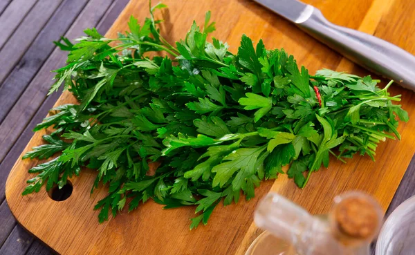 Bunch Fresh Parsley Lying Wooden Chopping Board Ingredients Cooking — Stock Photo, Image