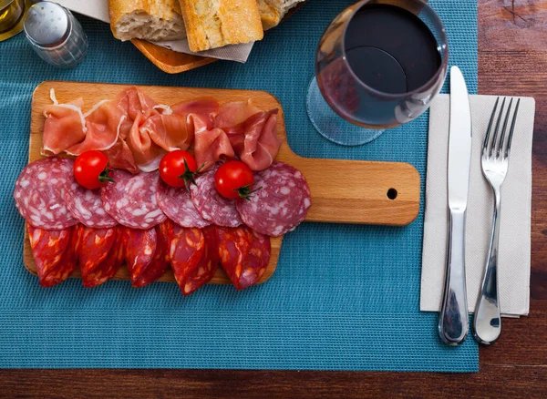 Spaanse Smakelijke Maaltijd Gesneden Worsten Ham Met Tomaten Aan Houten — Stockfoto