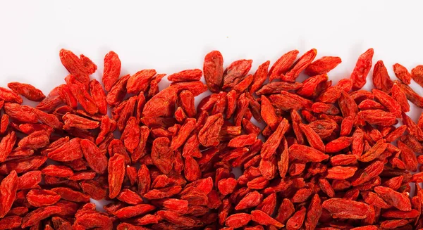Rode Gedroogde Goji Bessen Wit Oppervlak Natuurlijke Voedselachtergrond — Stockfoto