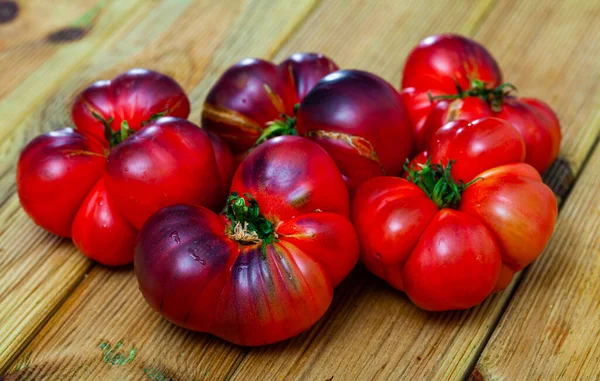 Färska Saftiga Ekologiska Heirloom Tomater Träbord — Stockfoto