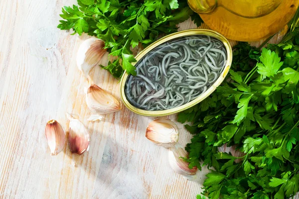 Pickled Eels Open Tin Can Garlic Table Nobody — Stock Photo, Image