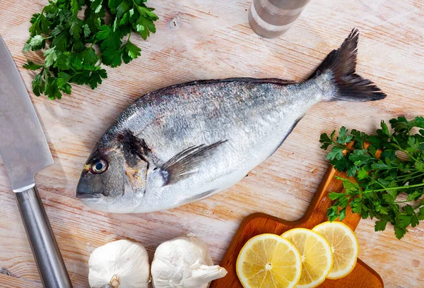 Peixe Dorado Inteiro Não Cozido Com Limão Alho Verduras Mesa — Fotografia de Stock