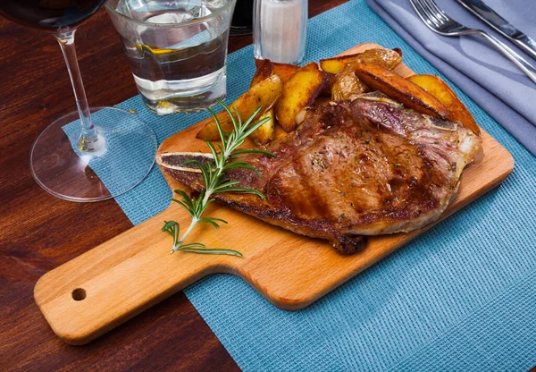 Beef Steak Potatoes Wooden Board High Quality Photo — Stock Photo, Image