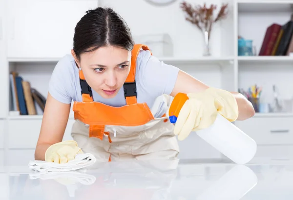 Mujer Joven Mesa Limpieza Uniforme Con Spray Oficina —  Fotos de Stock