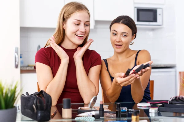 Dos Chicas Modernas Aplicando Maquillaje Ayudándose Mutuamente Interior Cocina —  Fotos de Stock