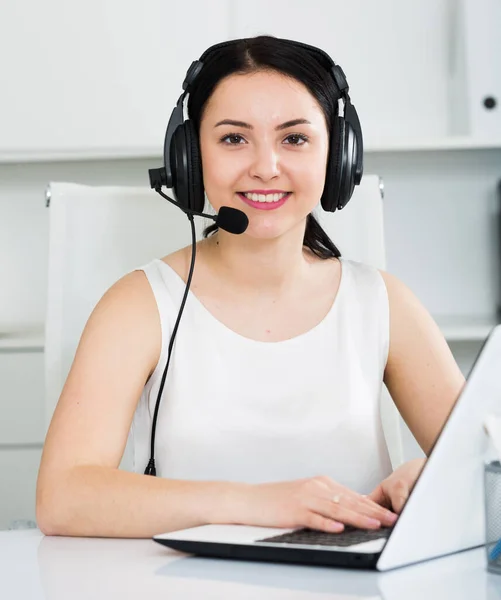 Young Woman Worker Productively Operating Call Center — Stock Photo, Image