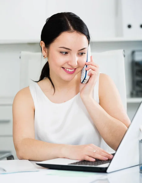 Mulher Trabalhadora Sorrindo Falando Telefone Enquanto Trabalhava Escritório — Fotografia de Stock