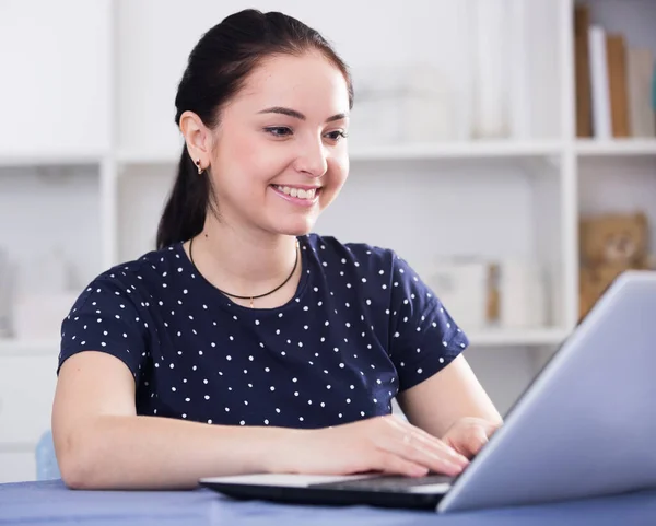 Atrakcyjna Kobieta Wpisując Wiadomości Laptopie Podczas Siedzenia Domu — Zdjęcie stockowe