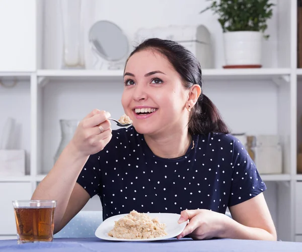 Joven Chica Sonriente Sentada Mesa Comiendo Cereales Para Desayuno —  Fotos de Stock