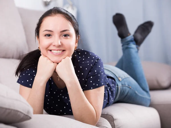 Young Brown Eyed Girl Smile Leaning Fists Couch — Stock Photo, Image