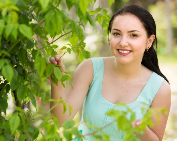 Vår Positiv Leende Ung Spansk Kvinna Porträtt Grön Trädgård — Stockfoto