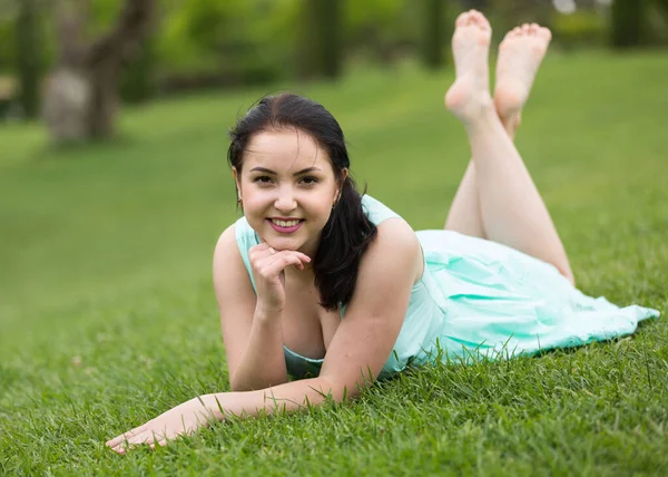Portret Pozytywnej Uśmiechniętej Młodej Rosjanki Leżącej Świeżym Powietrzu — Zdjęcie stockowe