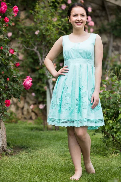 Portrét Mladé Usměvavé Španělky Šatech Blízkosti Růží Zahradě — Stock fotografie