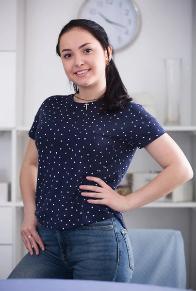 Lächelnde Brünette Dunkelblauem Hemd Und Jeans Auf Uhrenhintergrund — Stockfoto