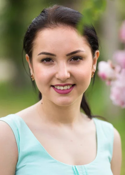 Bahar Pozitif Neşeli Genç Rus Kadın Portresi Gül Bahçesinde — Stok fotoğraf