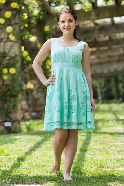 Retrato Joven Mujer Inglesa Positiva Vestido Cerca Rosas Jardín — Foto de Stock