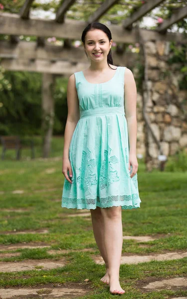 Retrato Joven Mujer Europea Feliz Vestido Cerca Rosas Jardín — Foto de Stock