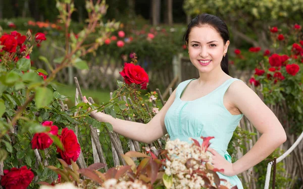 Portrait Happy Young Ethnicity Female Holding Basket Roses Outdoors — Stock Photo, Image