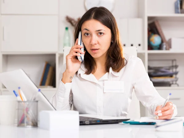 Mujer Adulta Trabajando Con Portátil Hablando Por Teléfono Inteligente Oficina —  Fotos de Stock