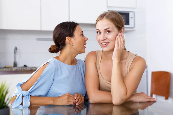 Young Girl Telling Gossip Her Best Friend Kitchen — Stock Photo, Image