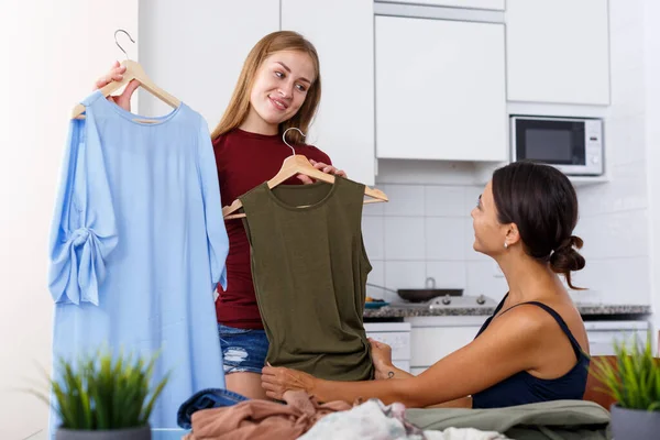 Dos Amigas Demostrándose Probando Ropa Interior Cocina —  Fotos de Stock