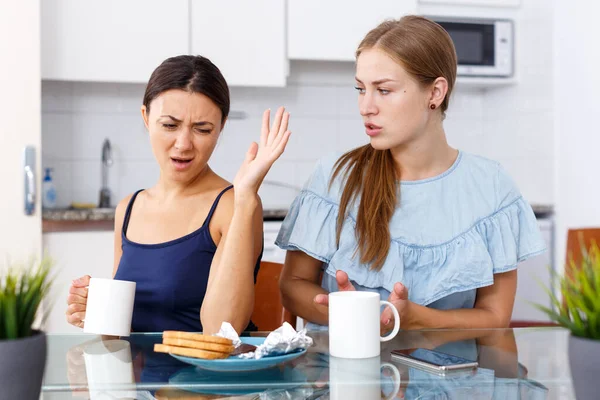 Портрет Расстроенных Молодых Женщин Обсуждающих Ссорящихся Время Чая Домашней Кухне — стоковое фото