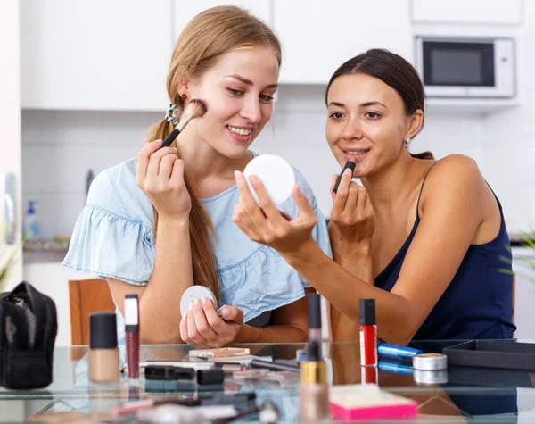 Souriant Jeunes Copines Faisant Maquillage Table Intérieur Maison Ensemble — Photo