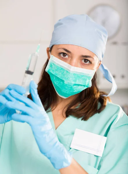 Jeune Infirmière Masque Tenant Une Seringue Injectable Hôpital — Photo