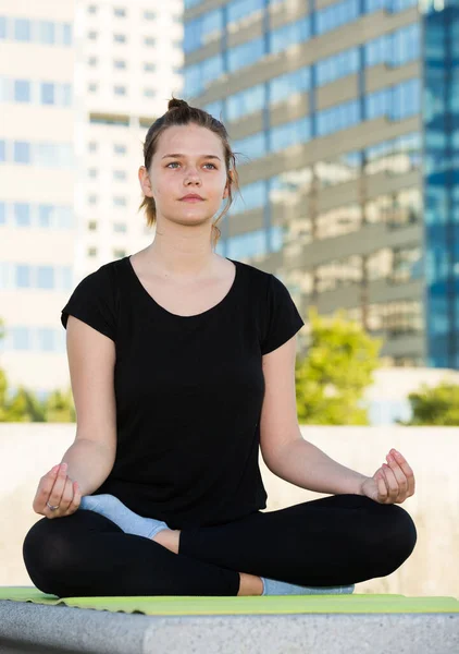 Ung Sportig Flicka Utövar Yoga Lotuspositioner Utomhus — Stockfoto