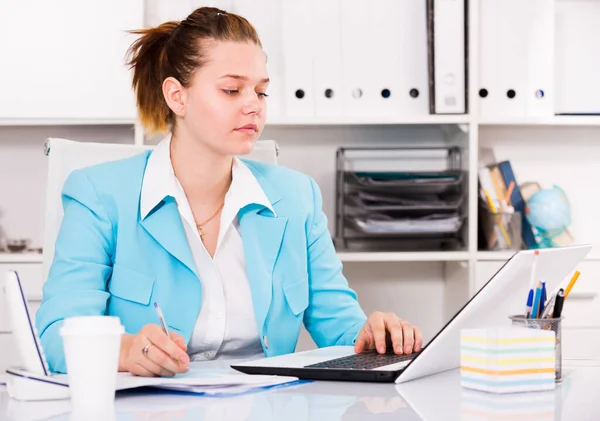 Affärskvinna Arbetar Med Dokument Och Laptop Kontoret — Stockfoto