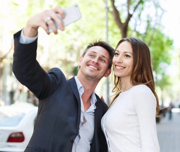 Jovem Casal Familiar Positivo Passeando Pelas Ruas Cidade Tirando Selfie — Fotografia de Stock