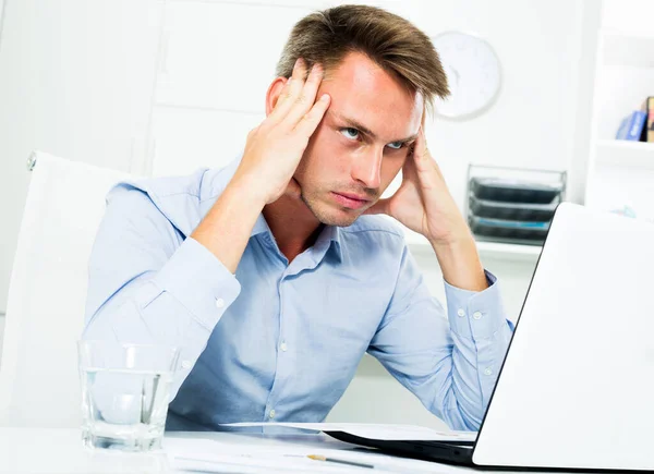 Verontruste Jongeman Zit Aan Het Bureau Met Laptop Heeft Werkproblemen — Stockfoto