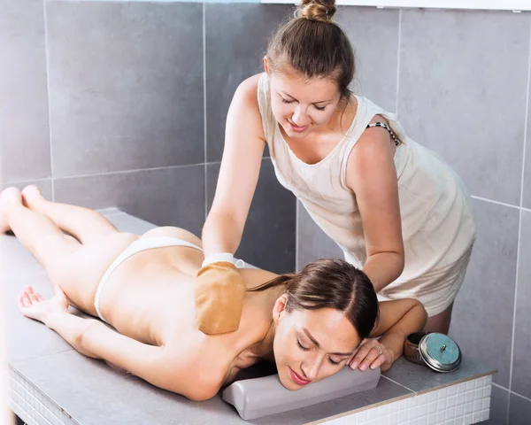 Kvindelig Massage Terapeut Masserer Positiv Kvinde - Stock-foto