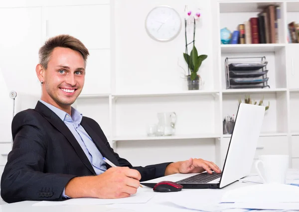 Usmívající Dospělý Obchodník Nosí Formální Oblečení Pracuje Notebooku Kanceláři — Stock fotografie