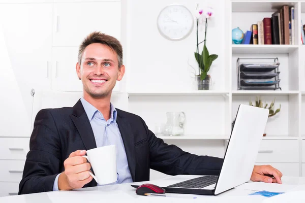 在办公室里穿着正式衣服 手里拿着一杯咖啡的快乐年轻人的画像 — 图库照片