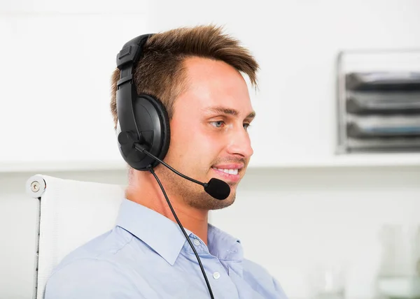 Portrait Young Positive Male Operator Headset Answering Call Center — Stock Photo, Image